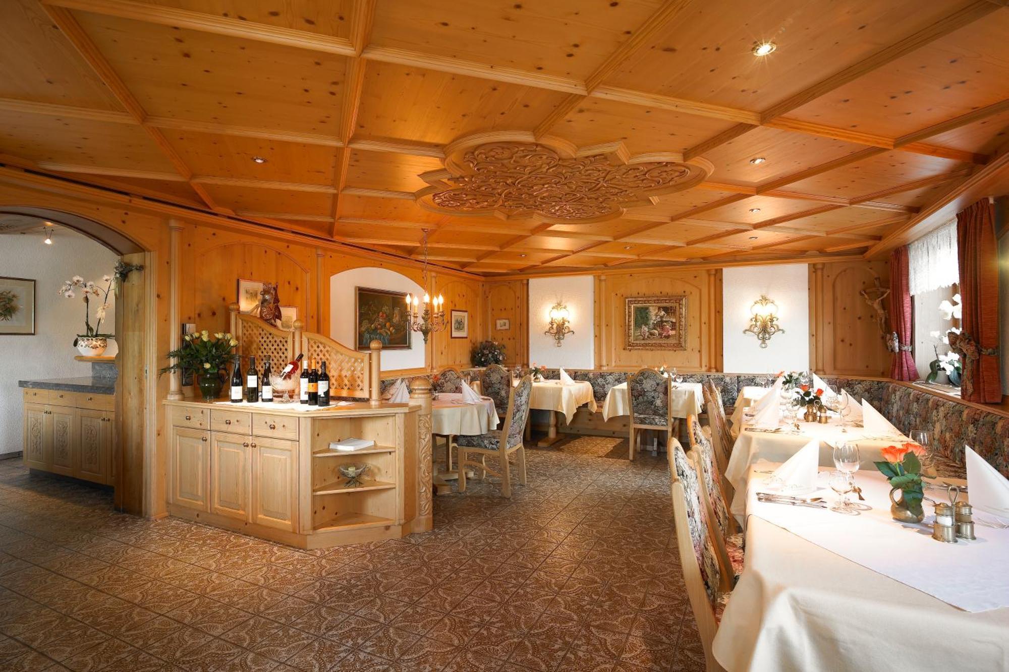 Hotel Montabella Schruns Екстериор снимка