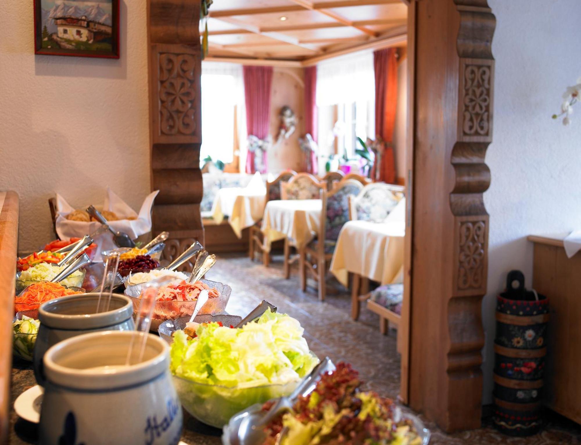 Hotel Montabella Schruns Екстериор снимка